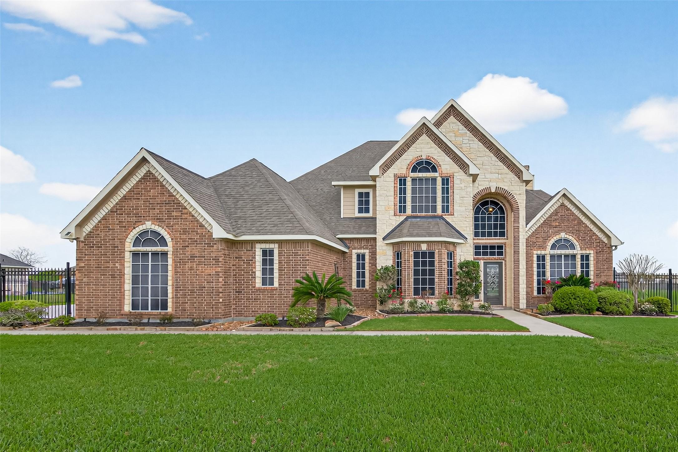 Image 1: Wow factor before you ever go inside!
