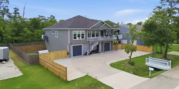 Image 4: Spacious driveway perfect for additional parking a