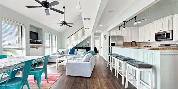 Image 4: Open concept excellent for entertaining