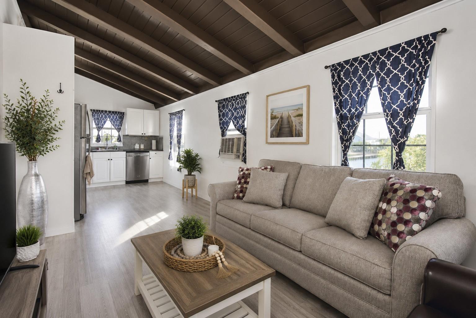 Image 3: Coastal charm from the moment you step inside! ??