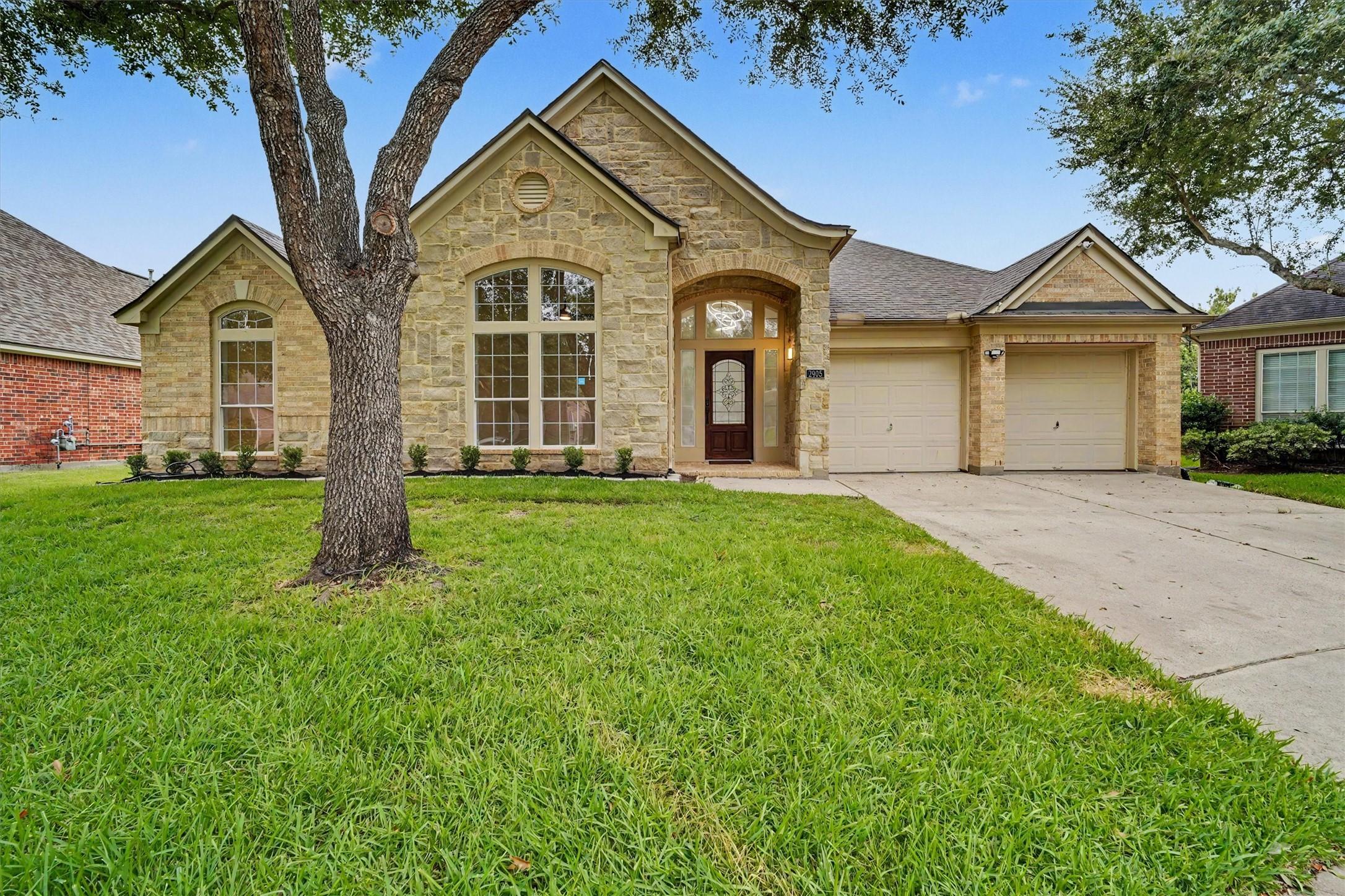 Image 1: Beautifully redone 4/3/2 one story home located in