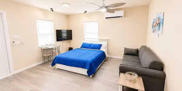 Image 3: Bright and cozy studio with a modern design featur