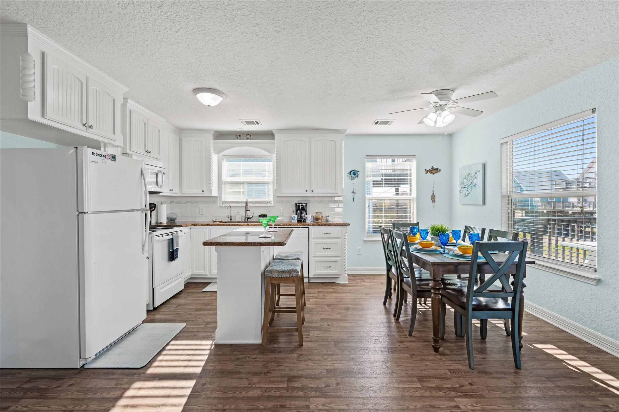 Image 3: Generous kitchen with RO filter and whole-home wat