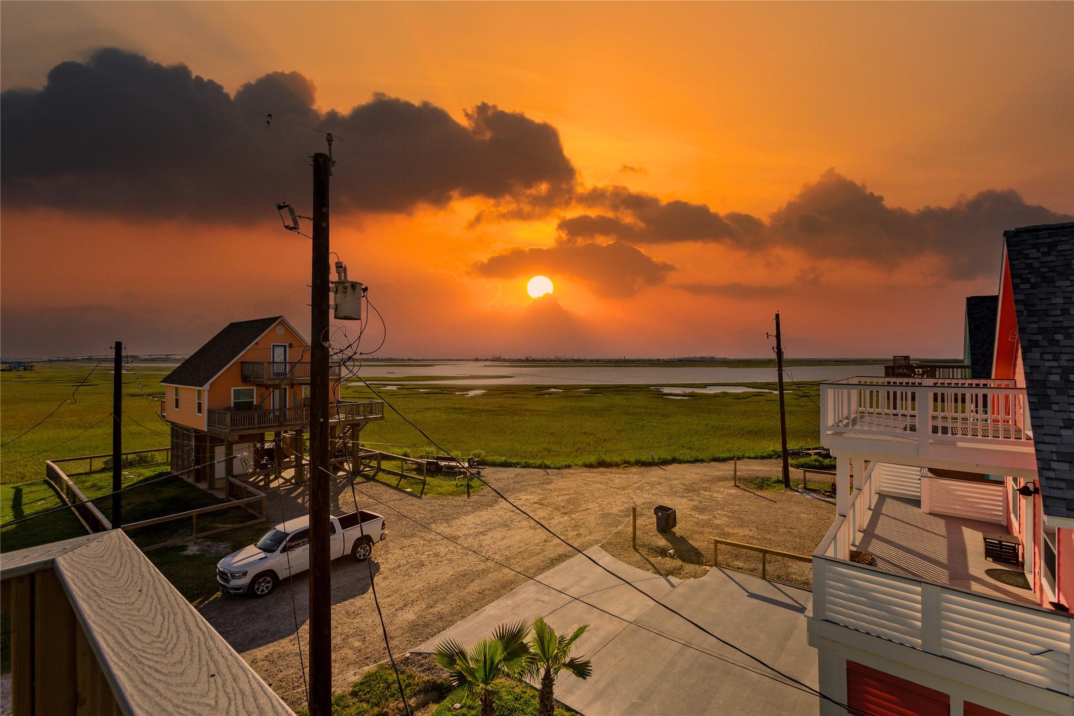 Image 4: Coastal comfort meets curb appeal&mdash;glowing with war