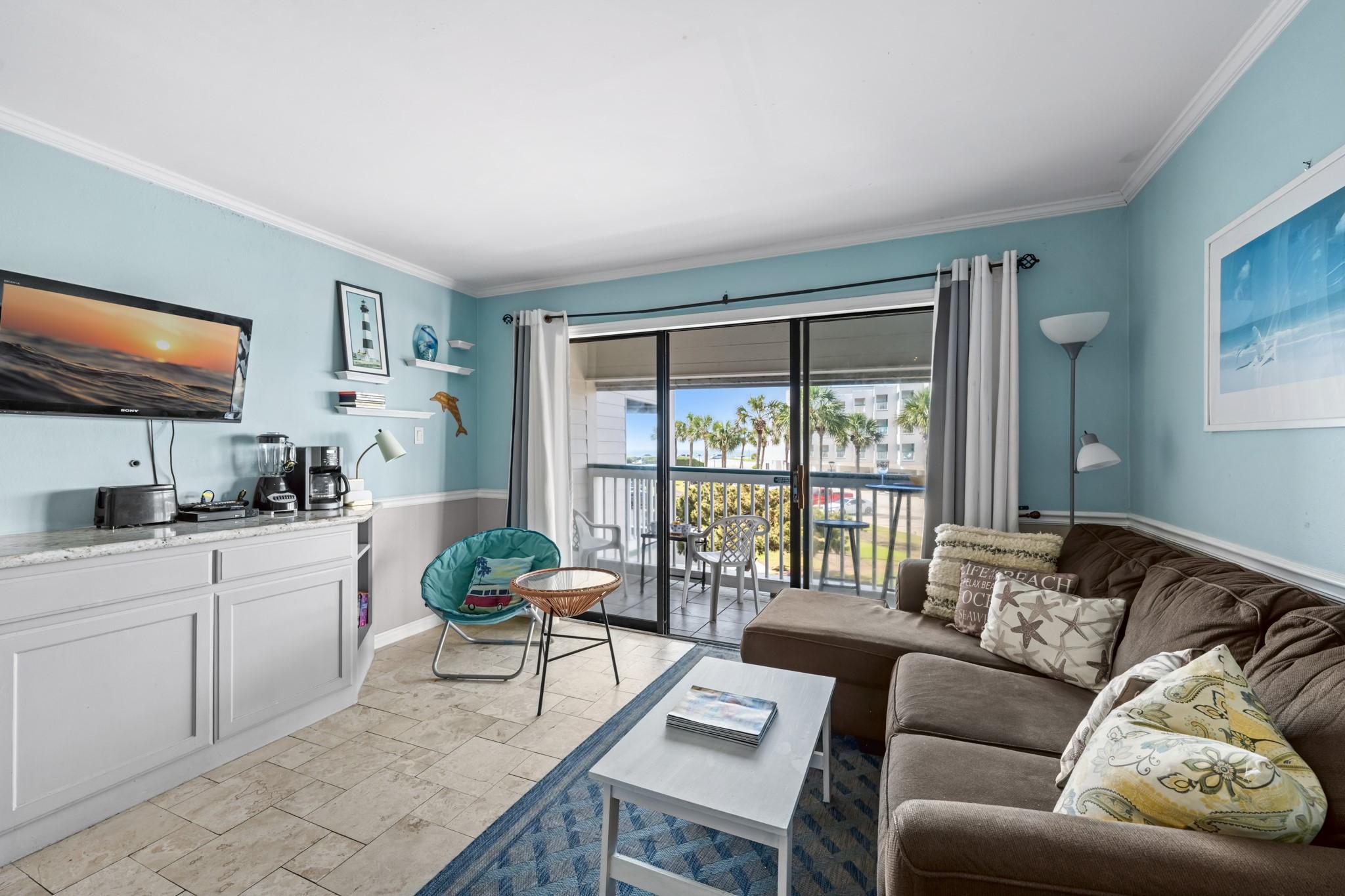 Image 4: Comfortable living area with coastal-inspired acce