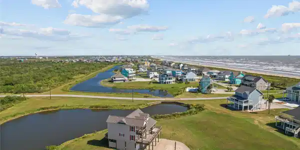 Image 4: Graceful winding waterway provides sparkling water