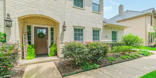 2433 La Rochelle Court