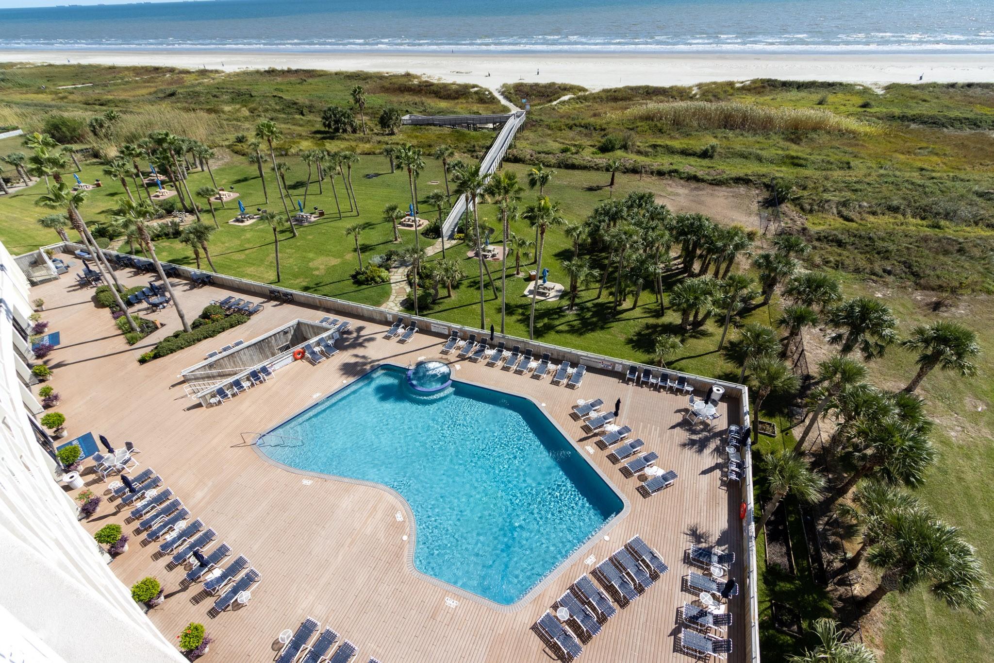 Image 3: POOL BELOW FOR YOUR PERSONAL ENJOYMENT YEAR ROUND,