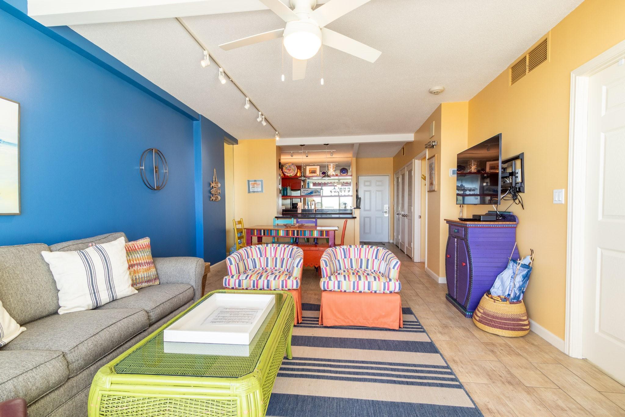Image 4: FULL 854 SQ FT CONDO GIVES ROOM TO RELAX.