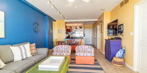 Image 4: FULL 854 SQ FT CONDO GIVES ROOM TO RELAX.
