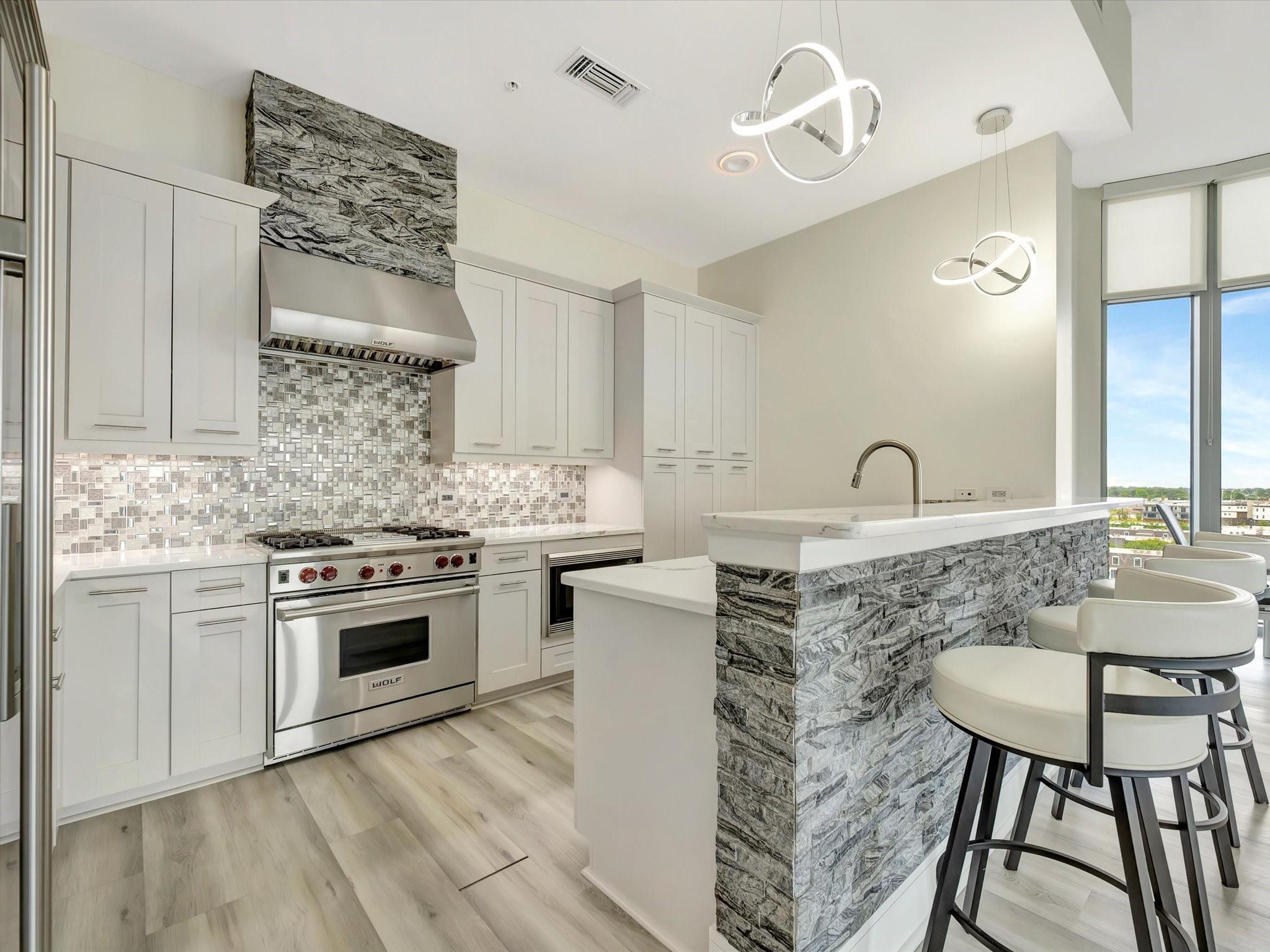 Image 3: Gorgeous kitchen with custom stacked stone bar and