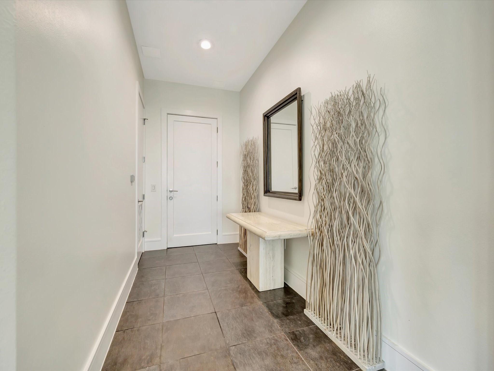 Image 4: Nice tiled entry