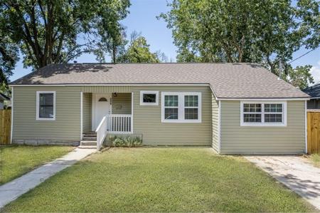 219 W Adoue Street
