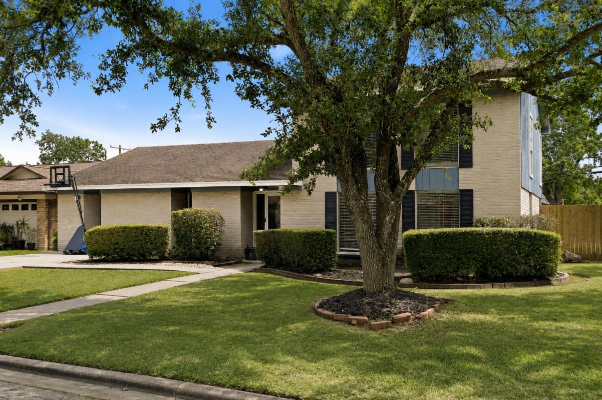 Image 4: Beautiful landscape, quiet neighborhood, only 2 mi