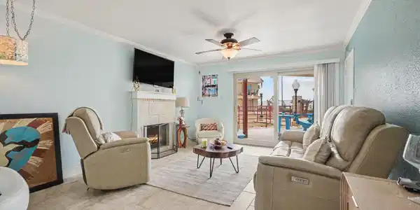 Image 4: Living area, spacious with a view of the Gulf