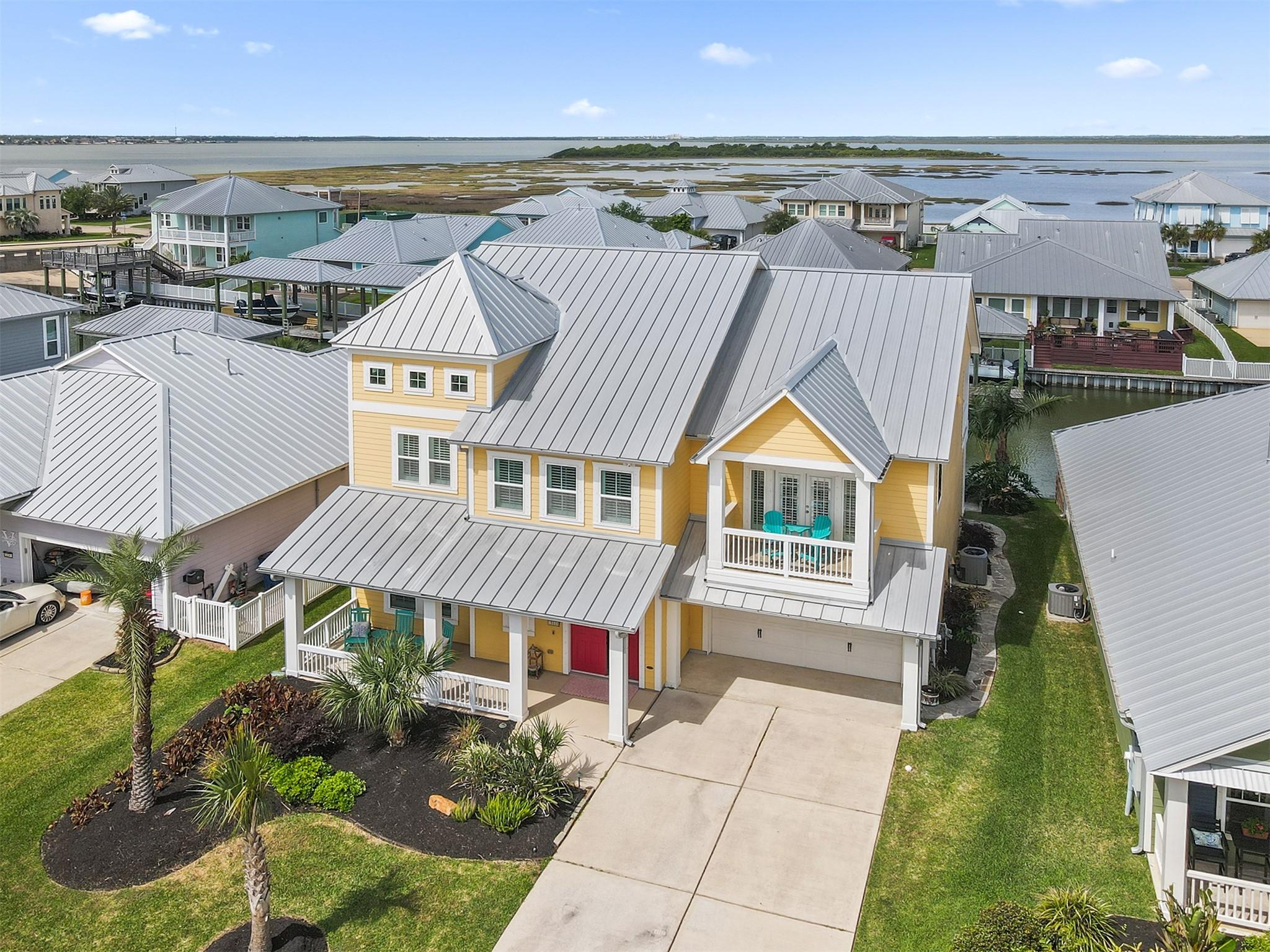 Image 2: 36' boathouse, 4 bedrooms, 2.5 baths, 4 car garage