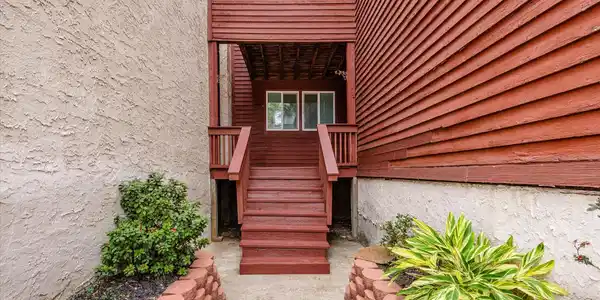 Image 2: Entry