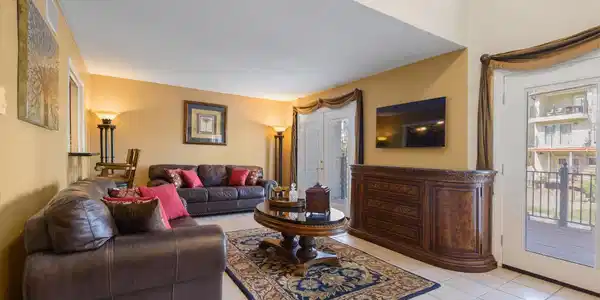 Image 4: Living Room