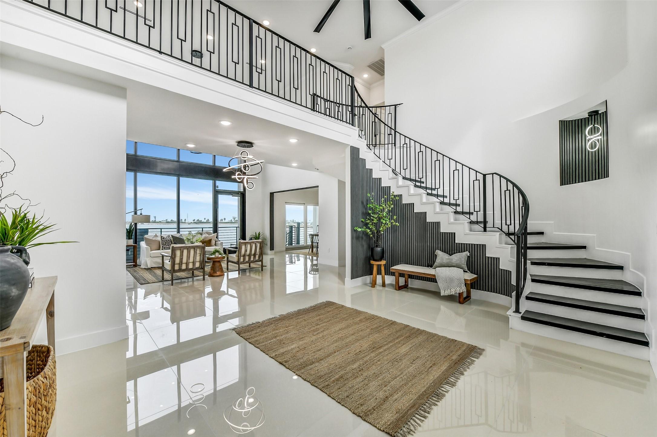 Image 2: The open design keeps the architecture and bay in