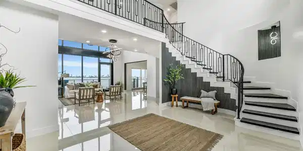 Image 2: The open design keeps the architecture and bay in