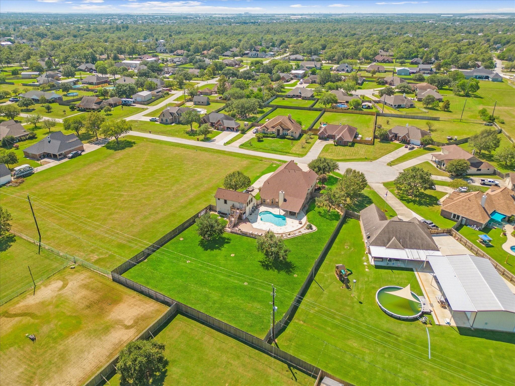 Image 4: Check out the size of that yard!