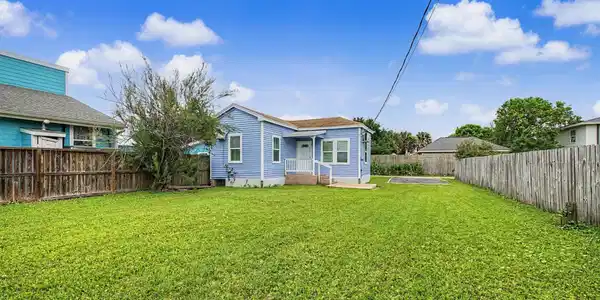 Image 2: 6156 s.f. lot! Leaving plenty of space for a futur