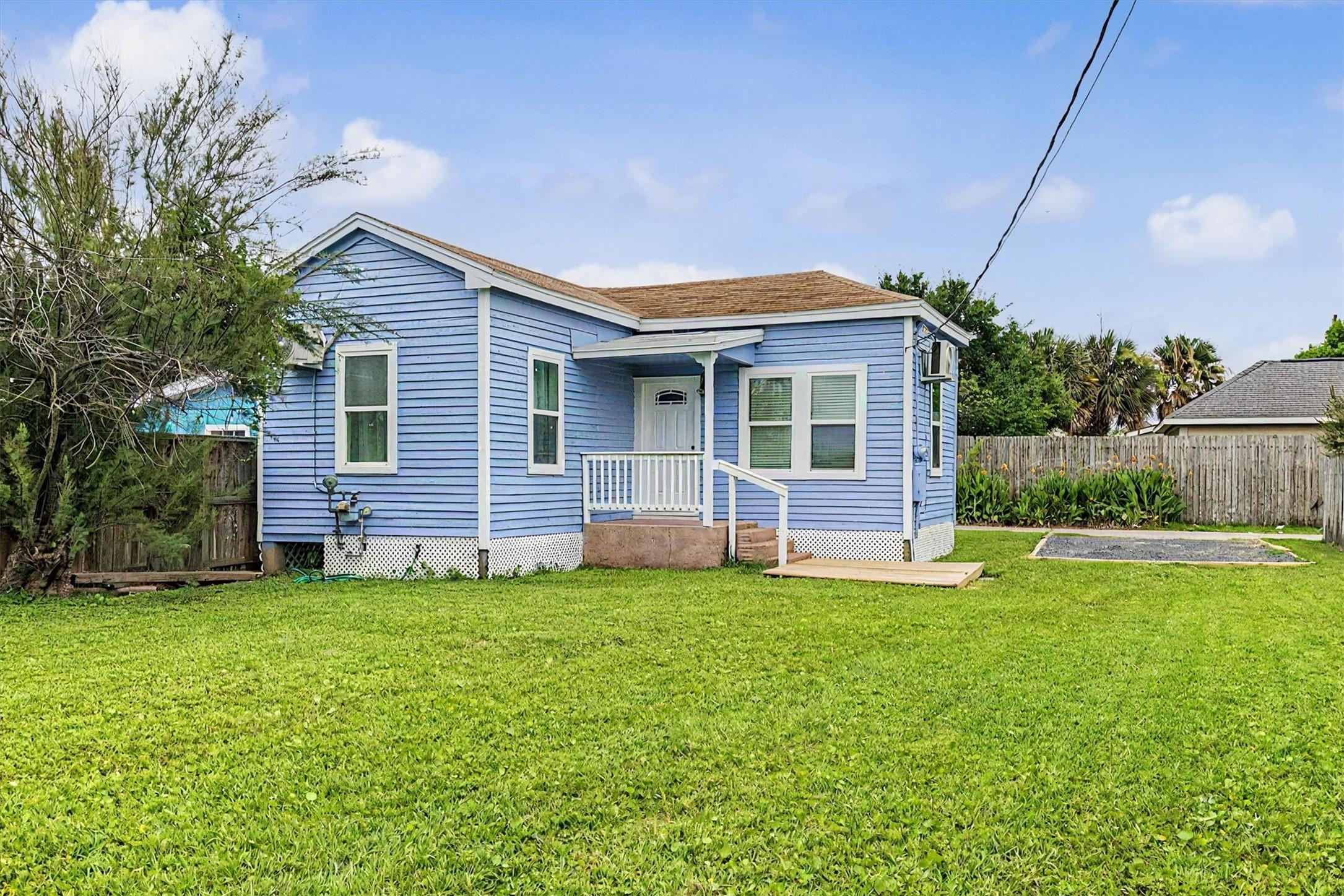 Image 3: Cottage situated back of spacious lot with alley a