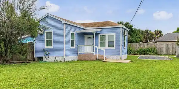 Image 3: Cottage situated back of spacious lot with alley a