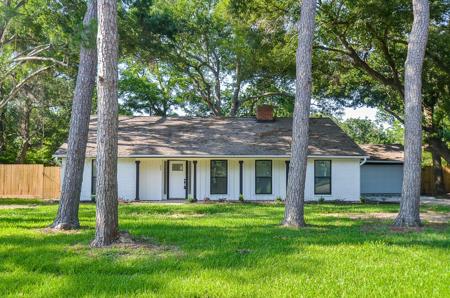 226 Lakeshore Drive