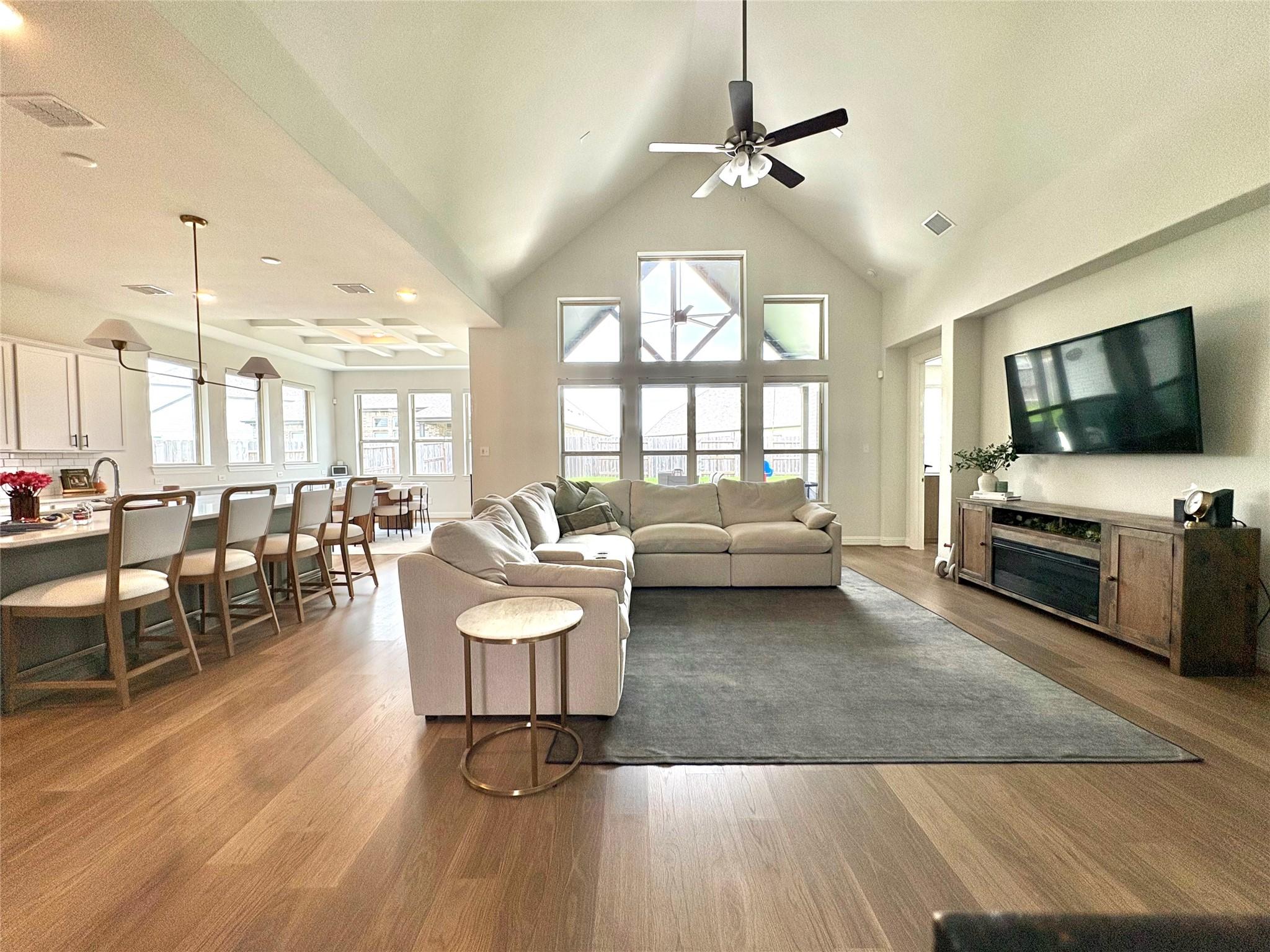 Image 3: Wonderful open concept