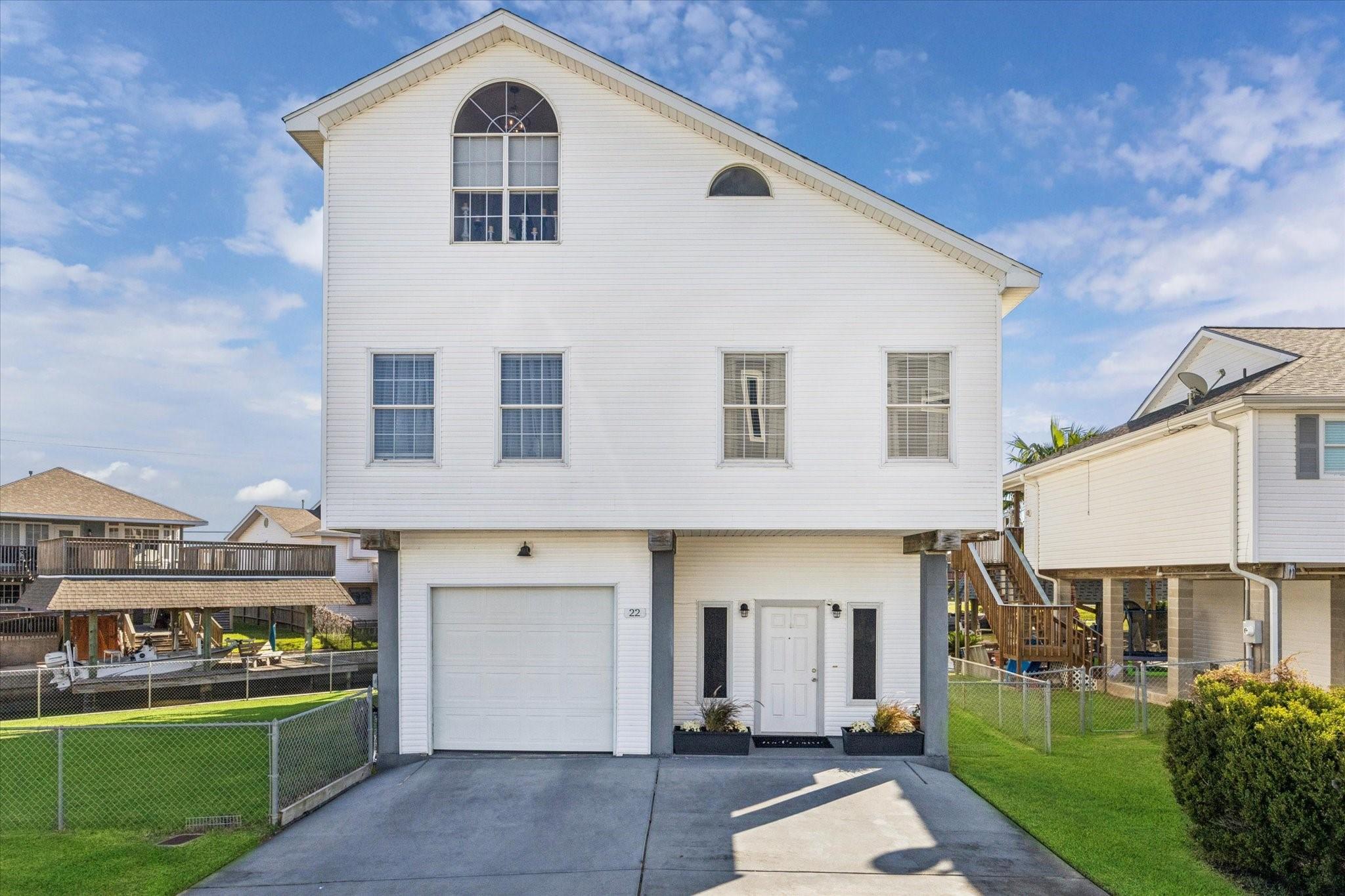 Image 2: Enjoy waterfront living on Galveston Bay!