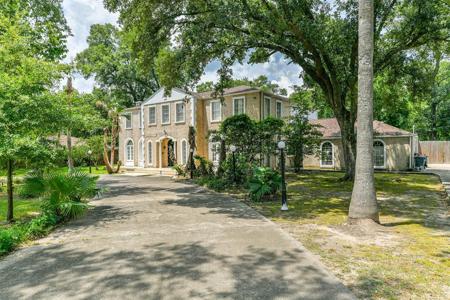 405 Rolling Wood Road
