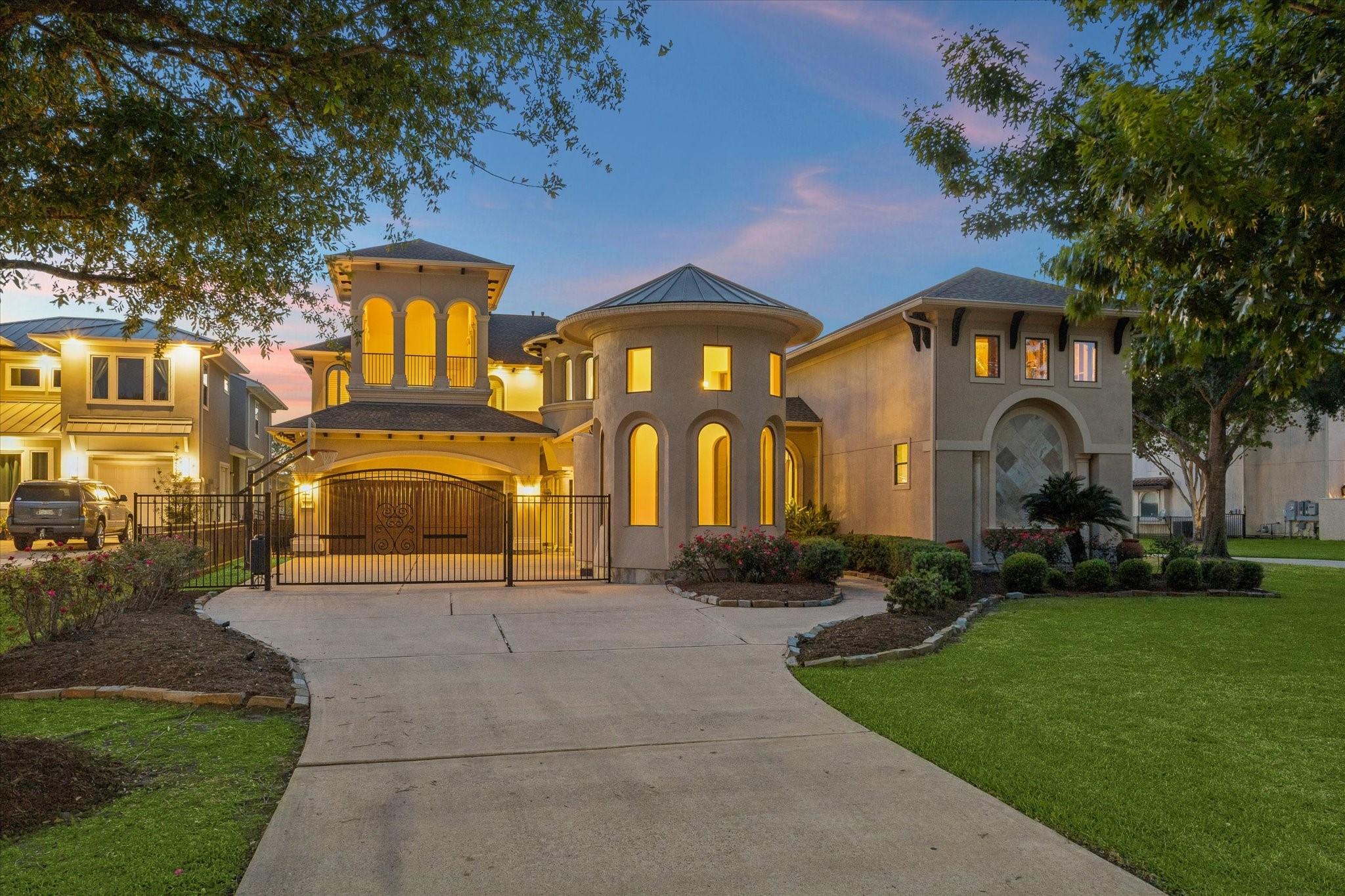 Image 3: GRAND FRONT ELEVATION SHOWCASES THE GUEST CASITA T