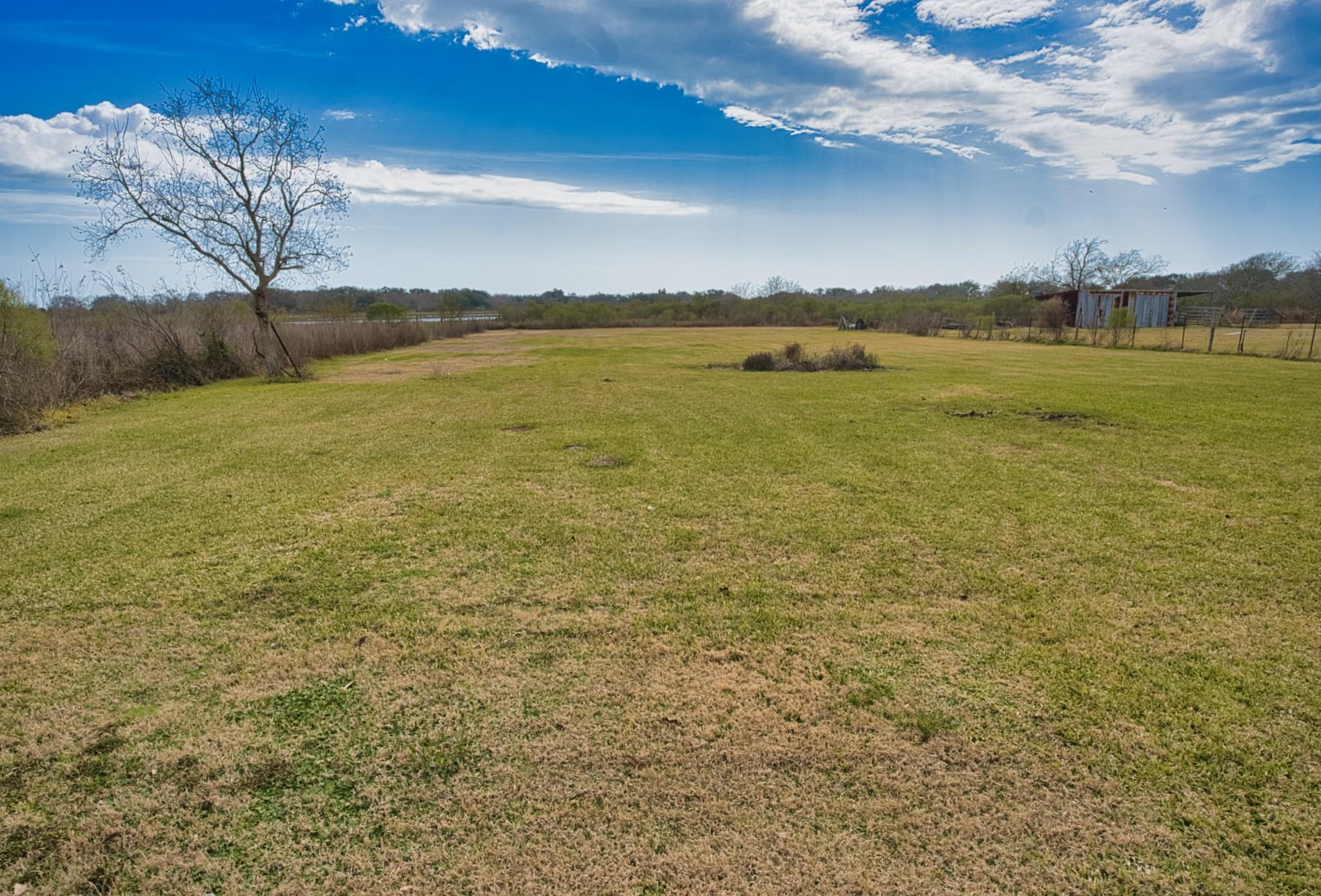 Image 4: View of included lot