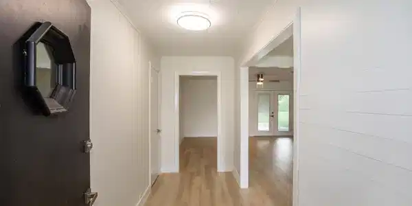 Image 3: As you enter the home you are welcomed with gorgeo