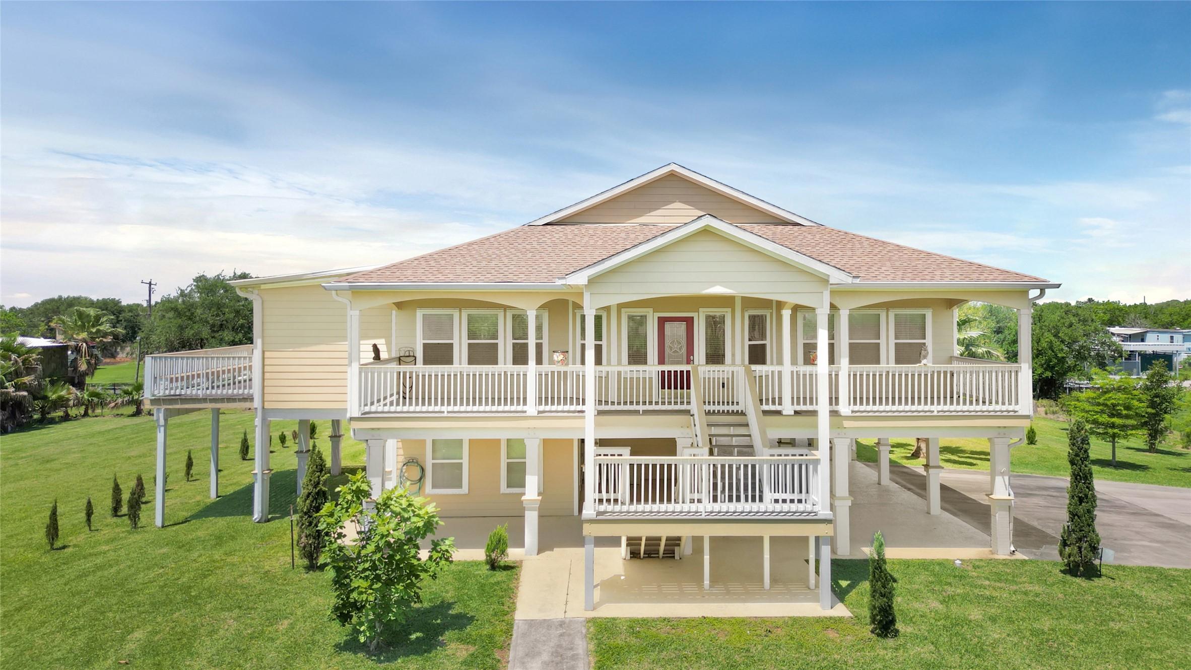 Image 2: Stately facade!