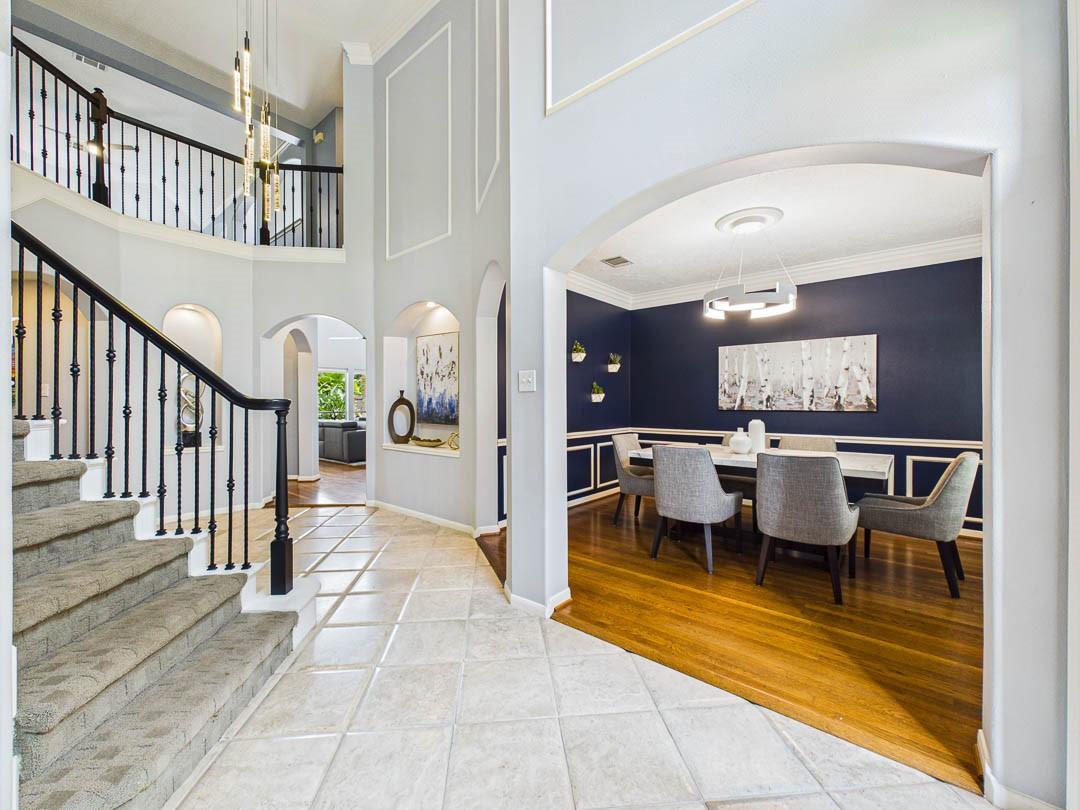 Image 4: Entry with views of dining room