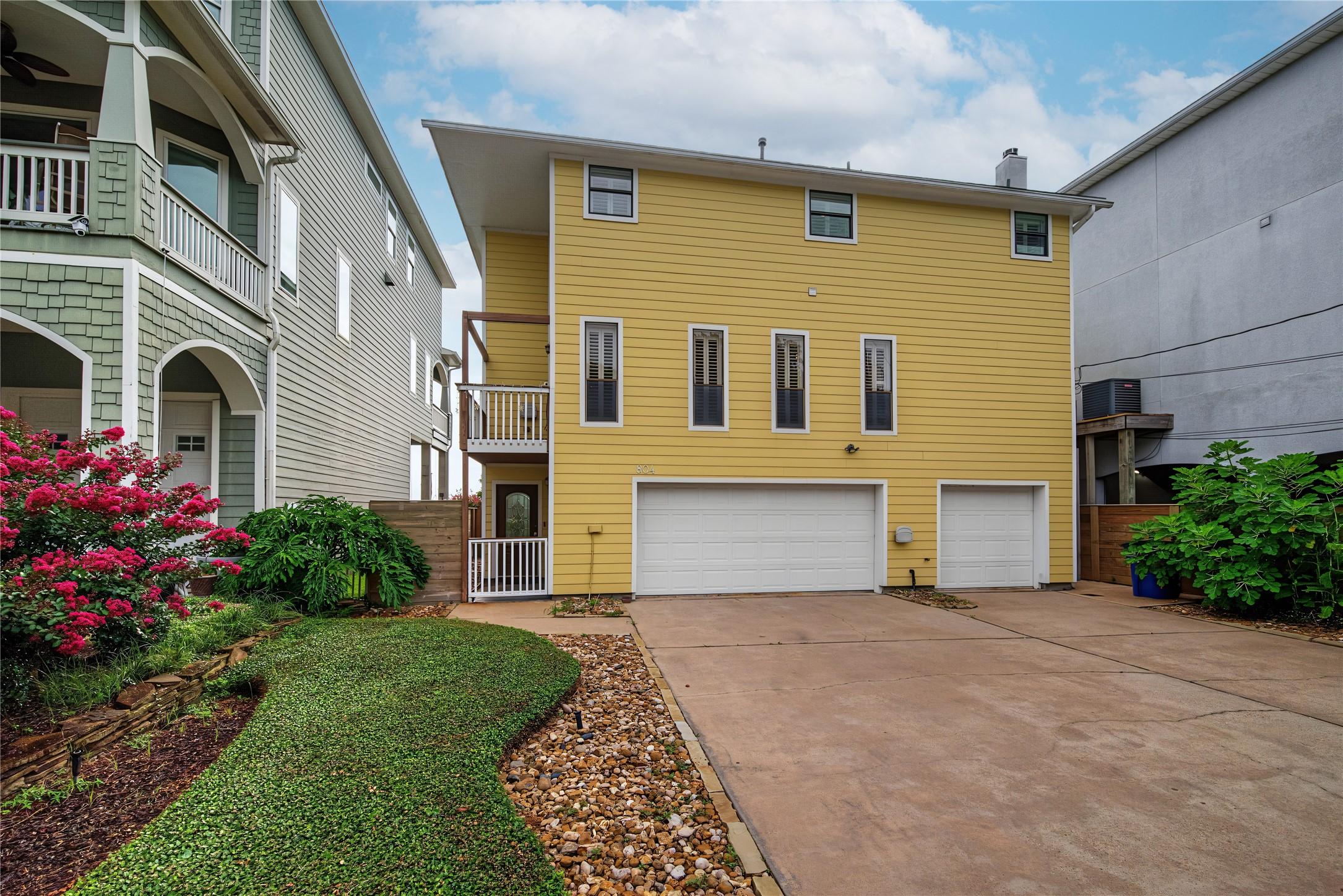 Image 2: Large driveway with 3 car garage.