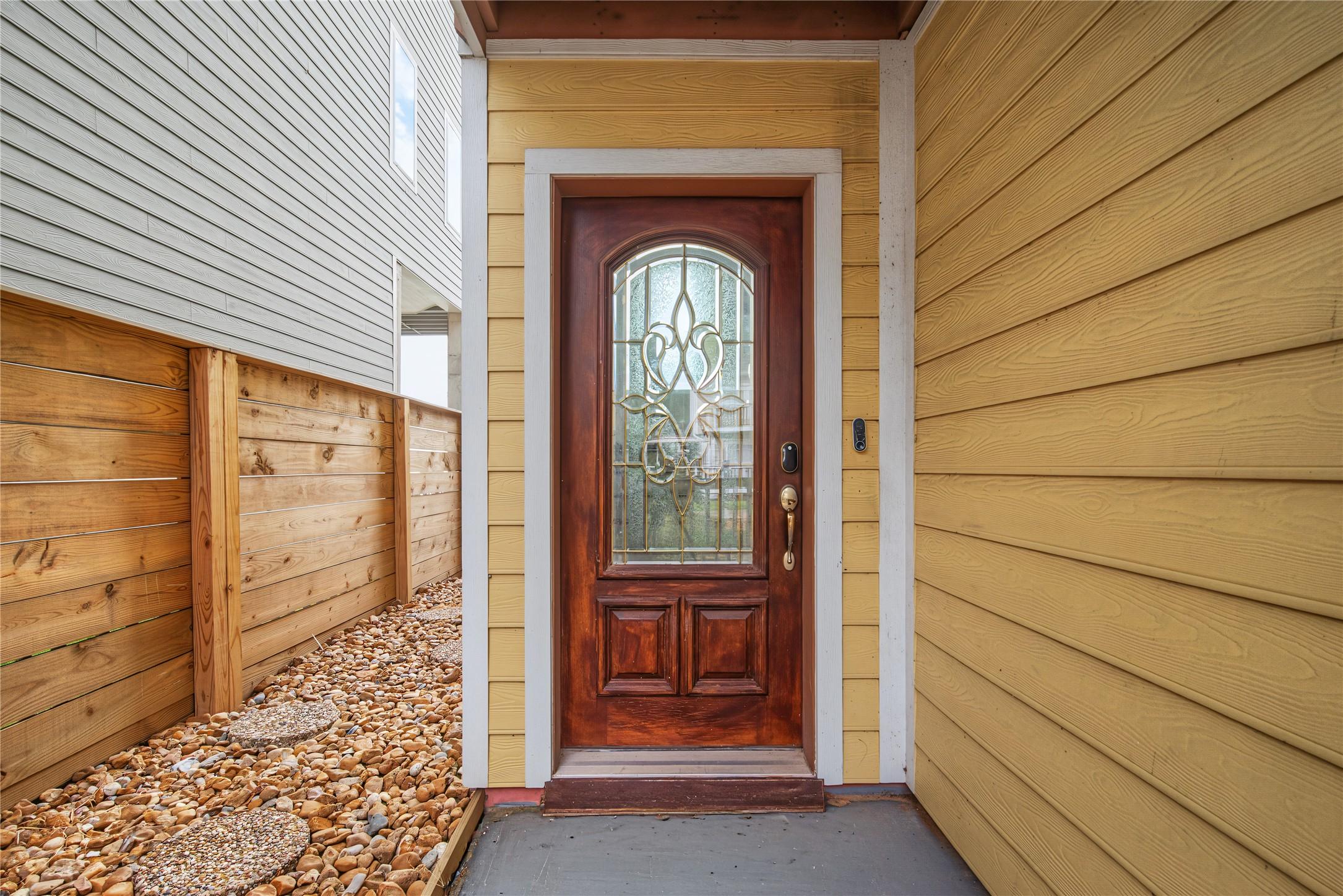Image 3: Covered entryway (level 1)
