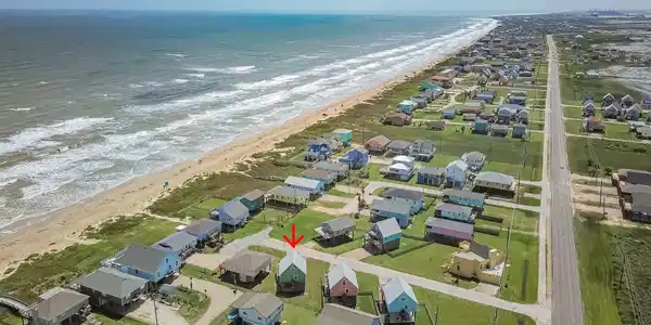 Image 2: Love the proximity to the beach