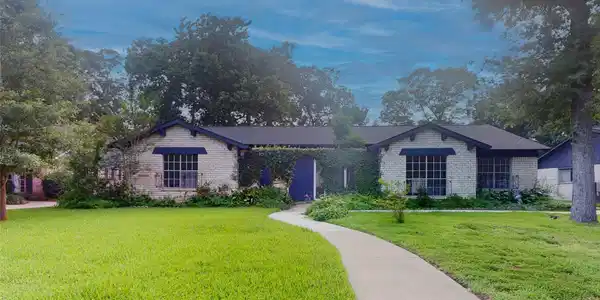 811 Devonport Lane