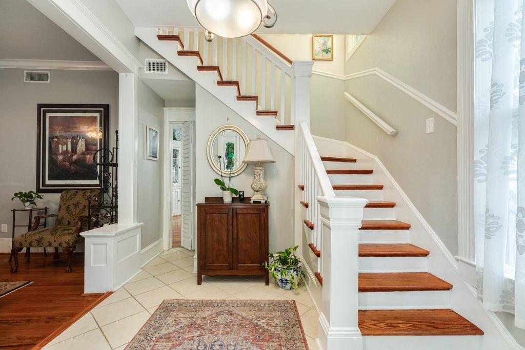 Image 4: Foyer and entry to home