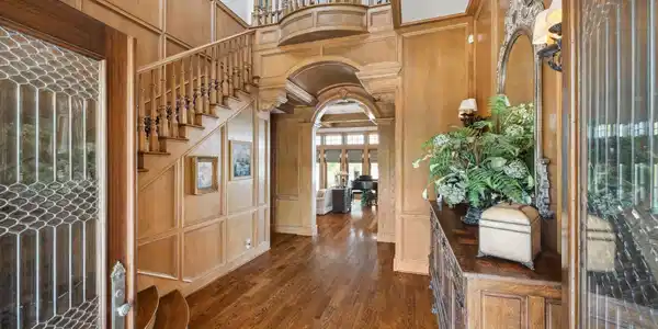 Image 4: Impressive entryway