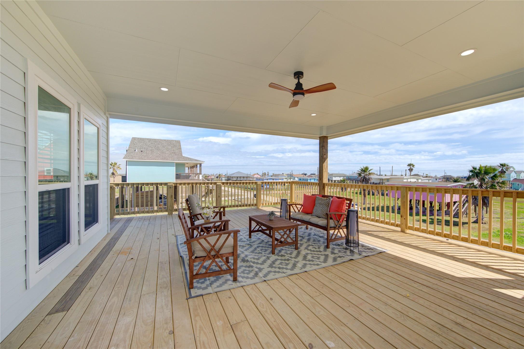 Image 3: Spacious covered patio perfect for outdoor dining