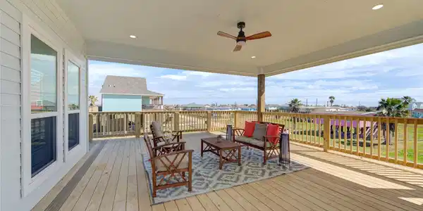 Image 3: Spacious covered patio perfect for outdoor dining