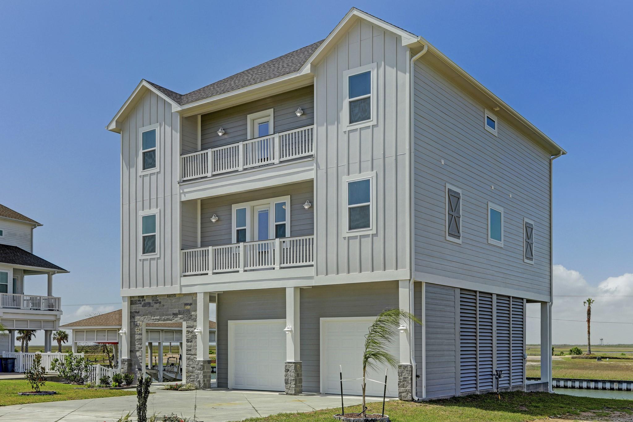 Image 4: Easy maintenance Hardie siding & louvered garage a
