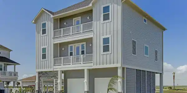 Image 4: Easy maintenance Hardie siding & louvered garage a