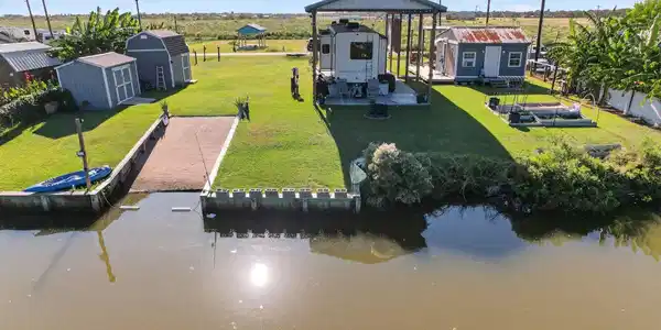 Image 3: Beautifully maintained, waterfront double lot full