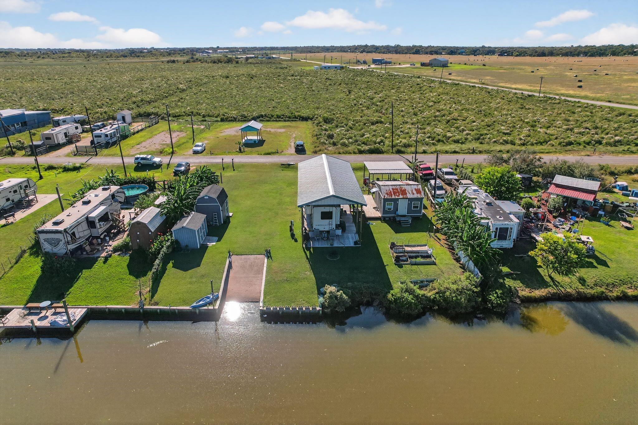 Image 4: Beautifully maintained, waterfront double lot full