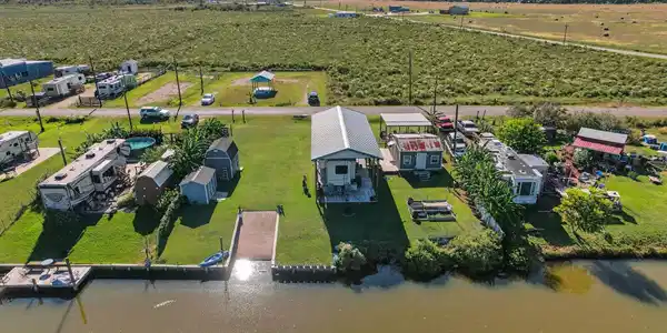 Image 4: Beautifully maintained, waterfront double lot full